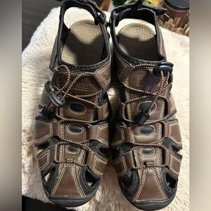 Khombu Men's Brown and Black Closed-Toe Fisherman Sandals